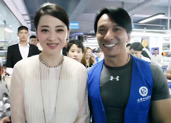 潔希亞國(guó)際洗衣鳳凰西街店劉先生和梅婷女士合影 潔希亞國(guó)際洗衣鳳凰西街店劉先生和梅婷女士合影